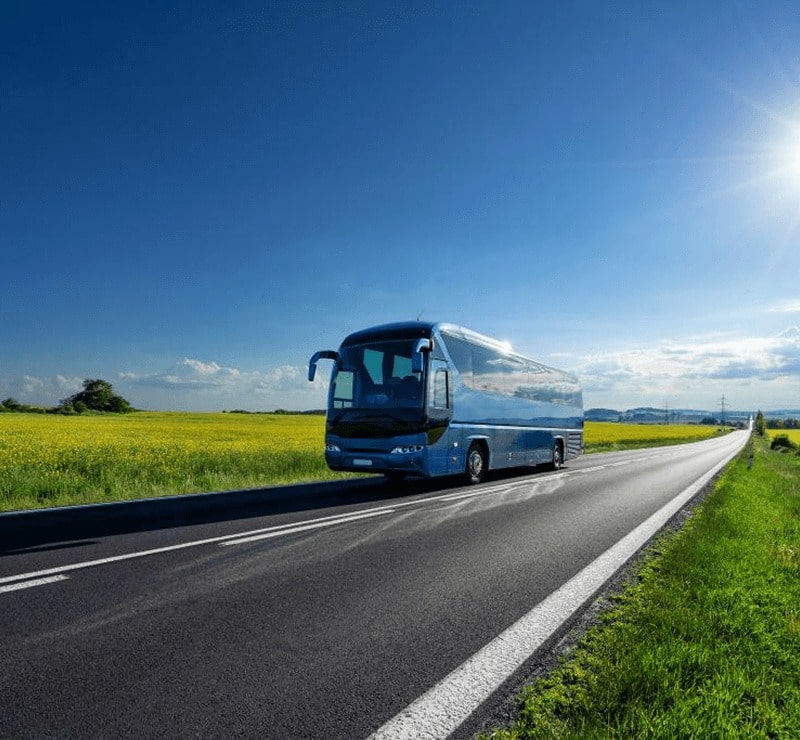 KT - 道路上のバス