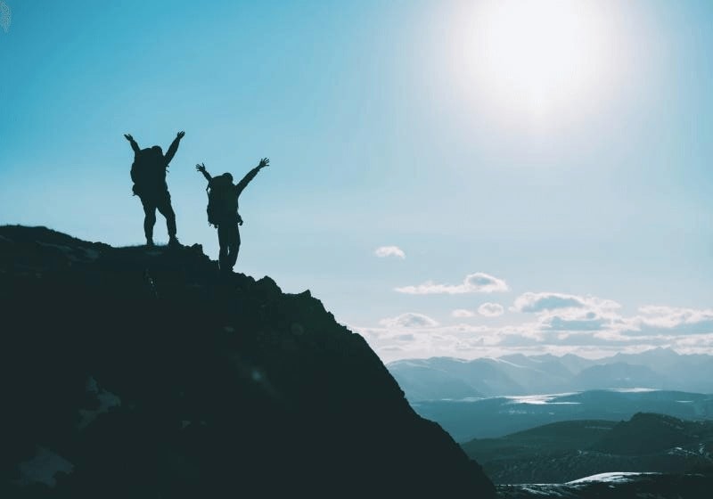 KT - 山頂に立つ人々