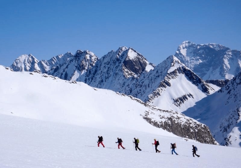 KT - 雪山をハイキングする人々