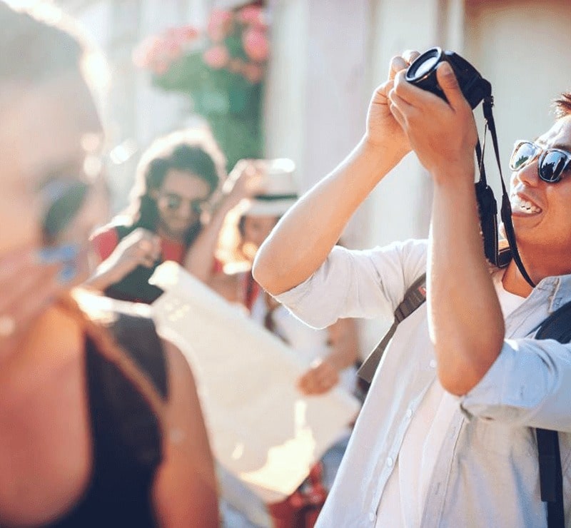 KT - 写真を撮る観光客