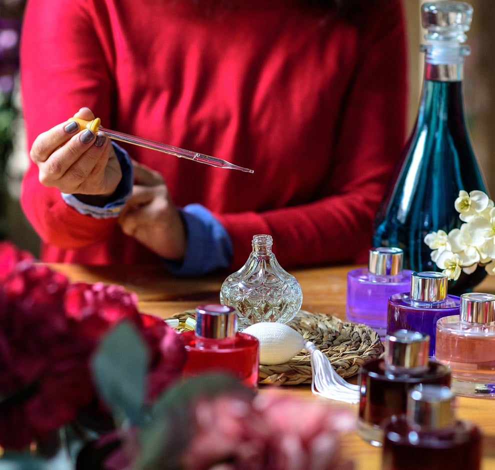 KT - Person making perfume