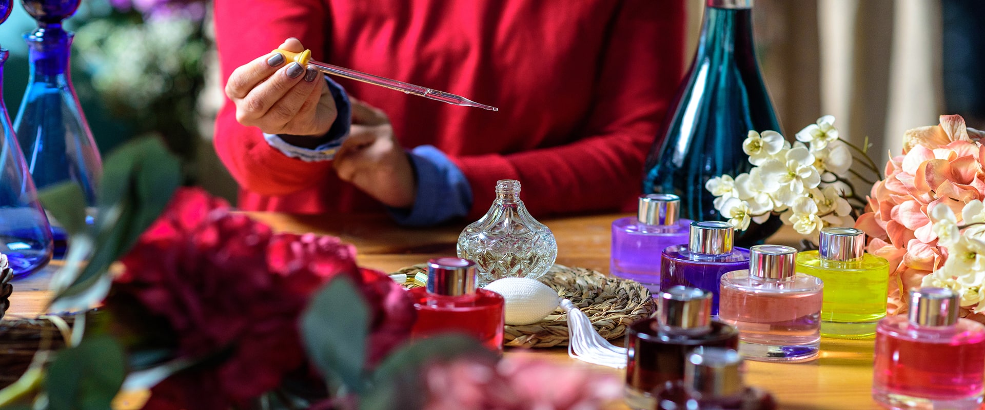 KT - Person making perfume