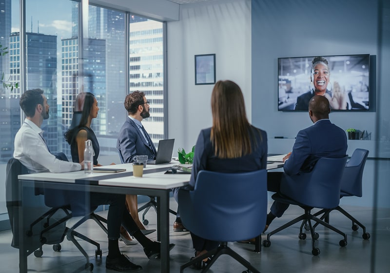 KT - Businessmen in meeting