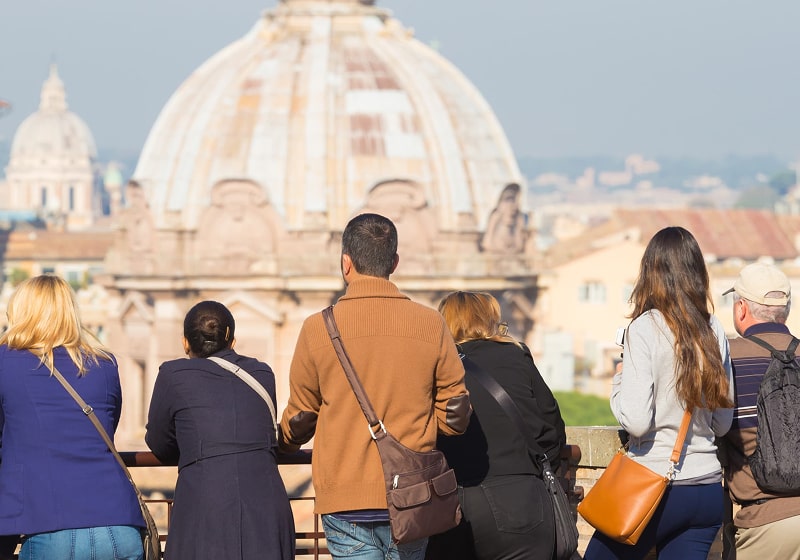 KT - Group of tourist looking at ancient structure