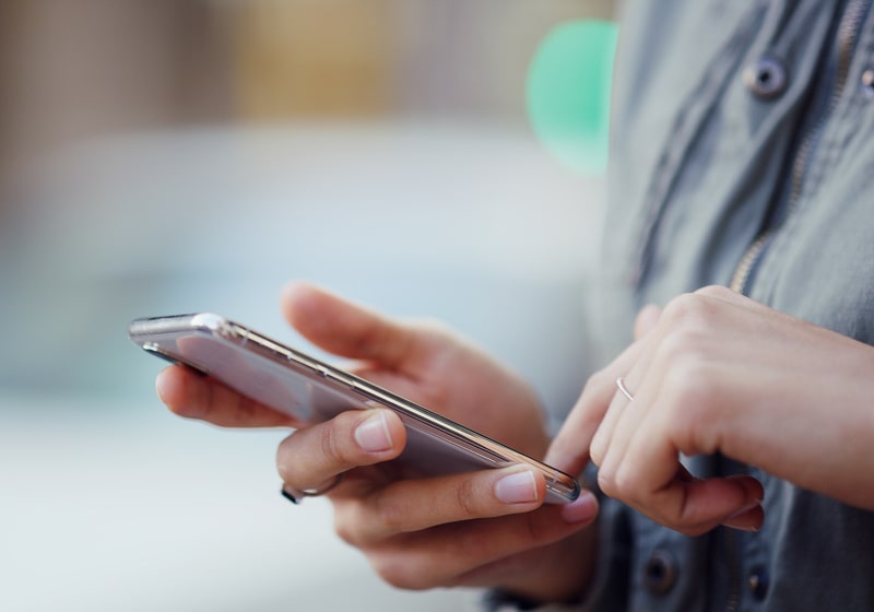 KT - 人員在手機上捲動