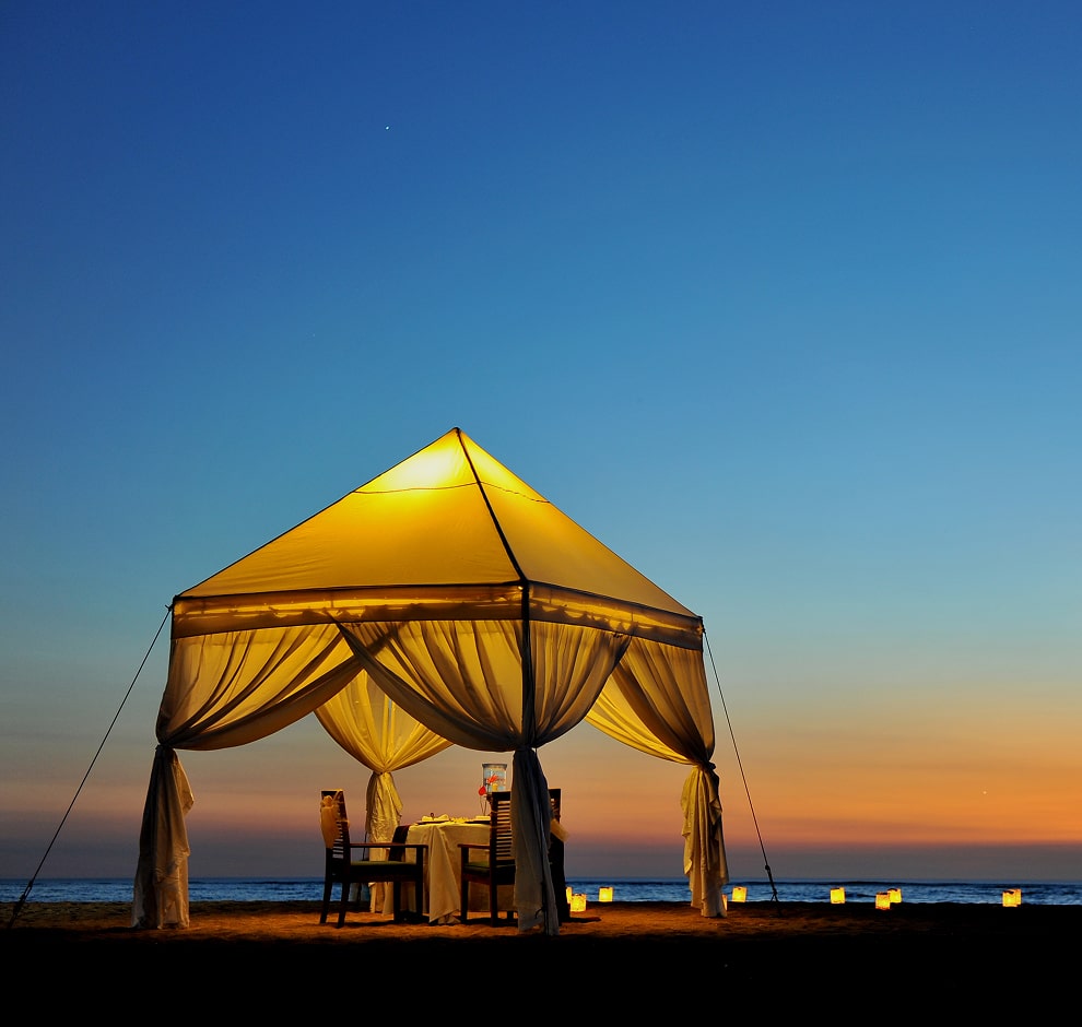 KT-Photo of a tent on a beach