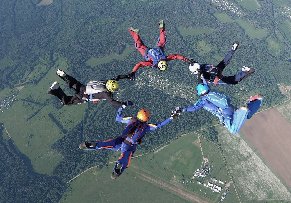 KT - People sky diving