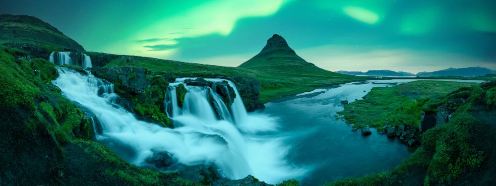 瀑布與山脈上的北極光