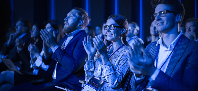 KT - Audience clapping in a convention