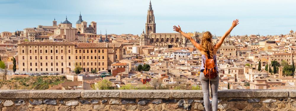 KT - Tourist in front of an ancient city