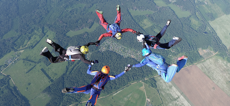 KT - People sky diving