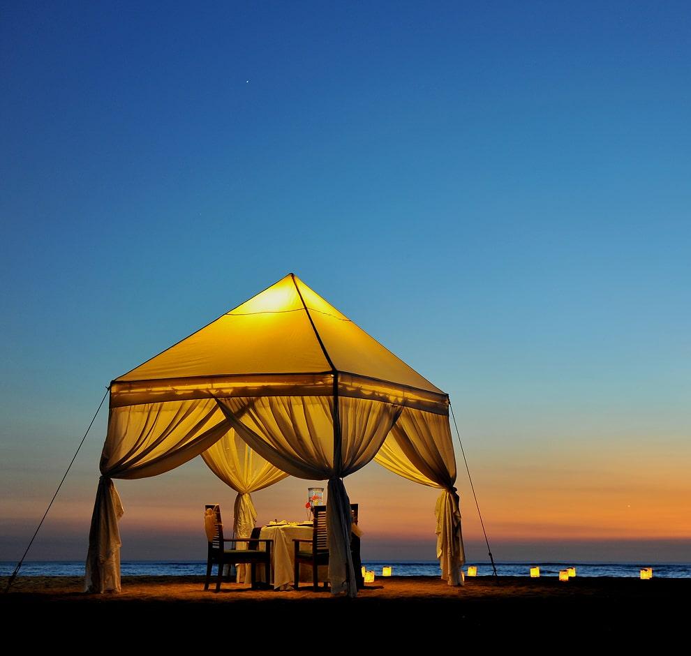 KT-Photo of a tent on a beach