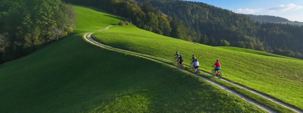 KT - 人們在山丘上騎自行車