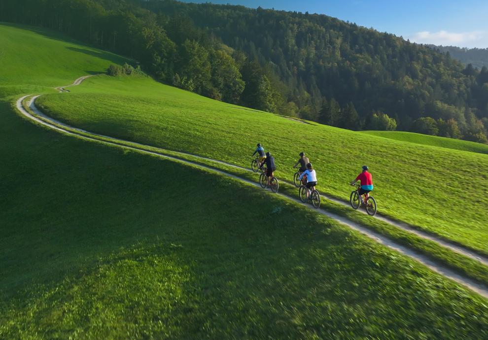 KT - 人們在山丘上騎自行車