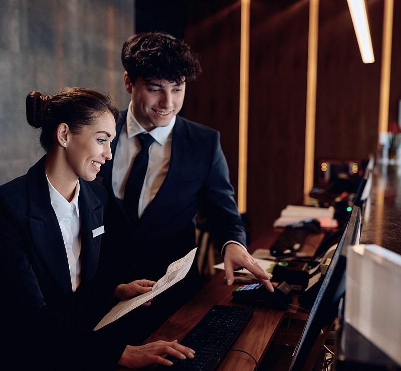 KT - 員工正在看電腦