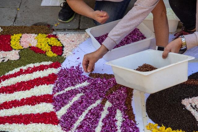 イタリアのインフィオラータ：壮観な花の伝統